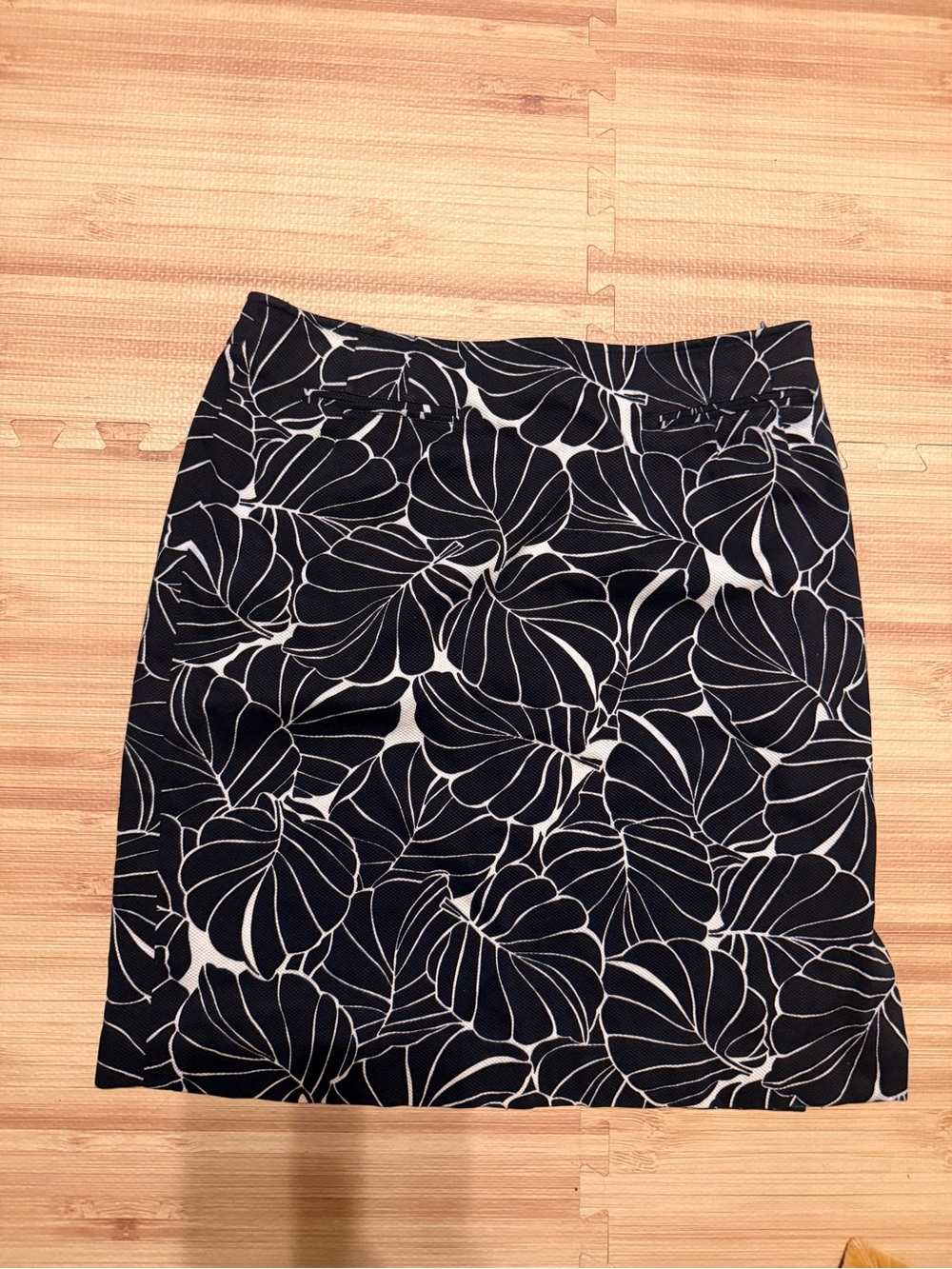Vtg Womens Black White Tropical TALBOTS Lined Stretch Below Knee Skirt Sz 16 EUC